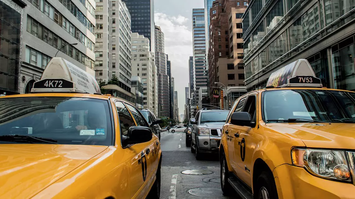 Czy wynajem aut na minuty jest alternatywą dla taksówek?