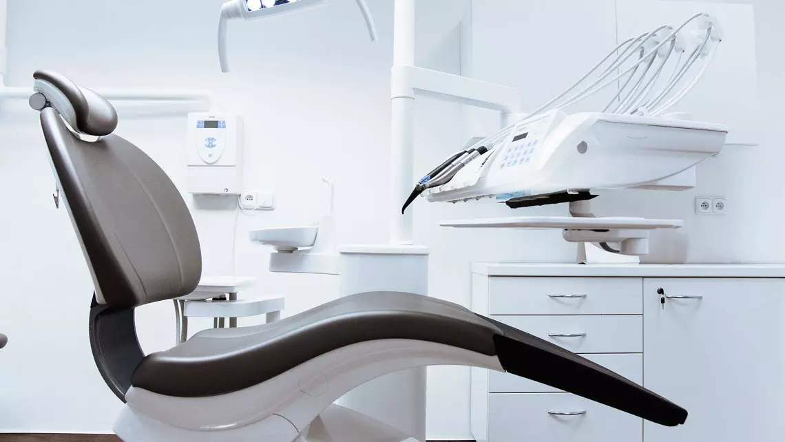 Ile kosztuje wybielanie zębów u dentysty w Poznaniu? Jakie metody wybielania zębów mają w ofercie stomatolodzy w Poznaniu?